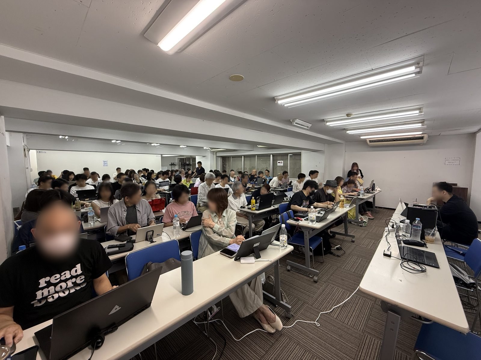会場での講義の様子。参加者がそれぞれノートパソコンを開いて作業している